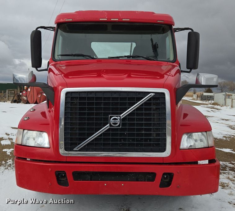image for item DT7056 2014 Volvo VNM semi truck