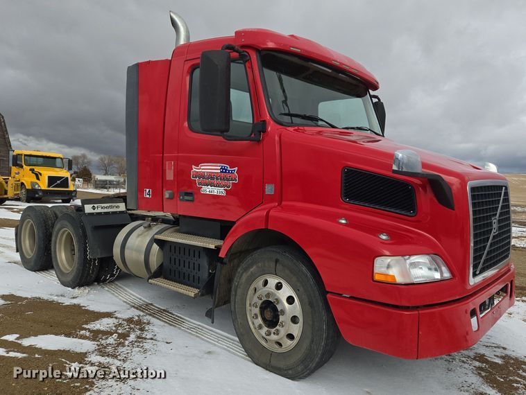 image for item DT7056 2014 Volvo VNM semi truck