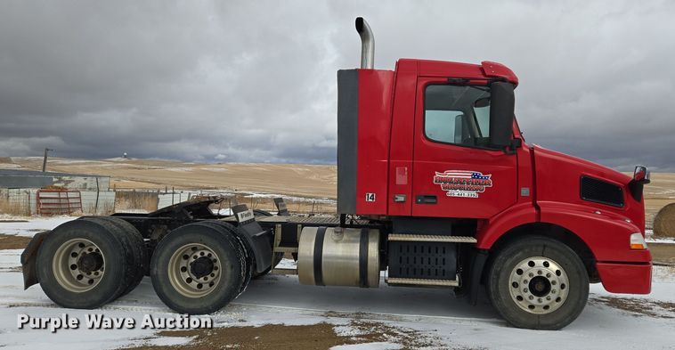 image for item DT7056 2014 Volvo VNM semi truck