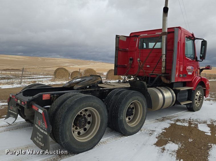 image for item DT7056 2014 Volvo VNM semi truck