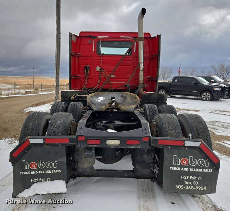 image for item DT7056 2014 Volvo VNM semi truck