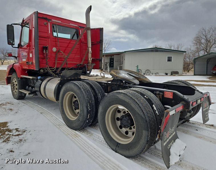 image for item DT7056 2014 Volvo VNM semi truck