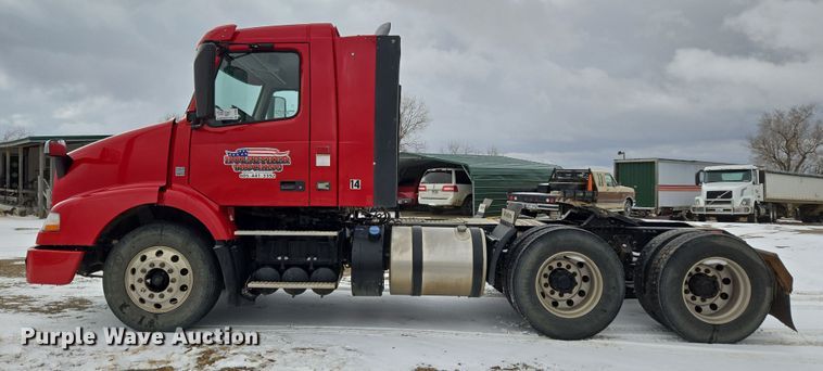 image for item DT7056 2014 Volvo VNM semi truck