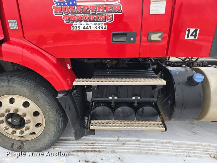 image for item DT7056 2014 Volvo VNM semi truck