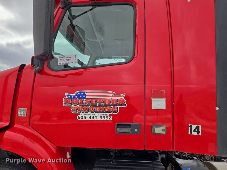 image for item DT7056 2014 Volvo VNM semi truck