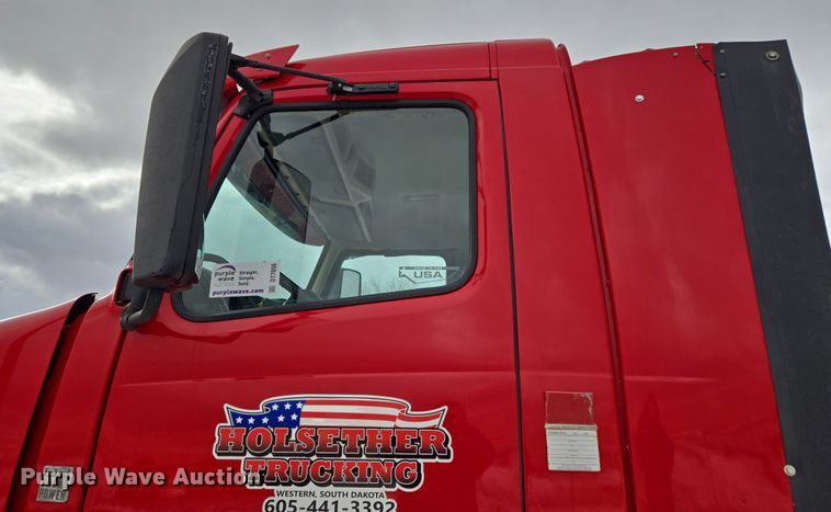 image for item DT7056 2014 Volvo VNM semi truck