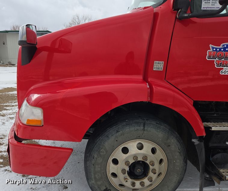 image for item DT7056 2014 Volvo VNM semi truck