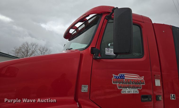 image for item DT7056 2014 Volvo VNM semi truck