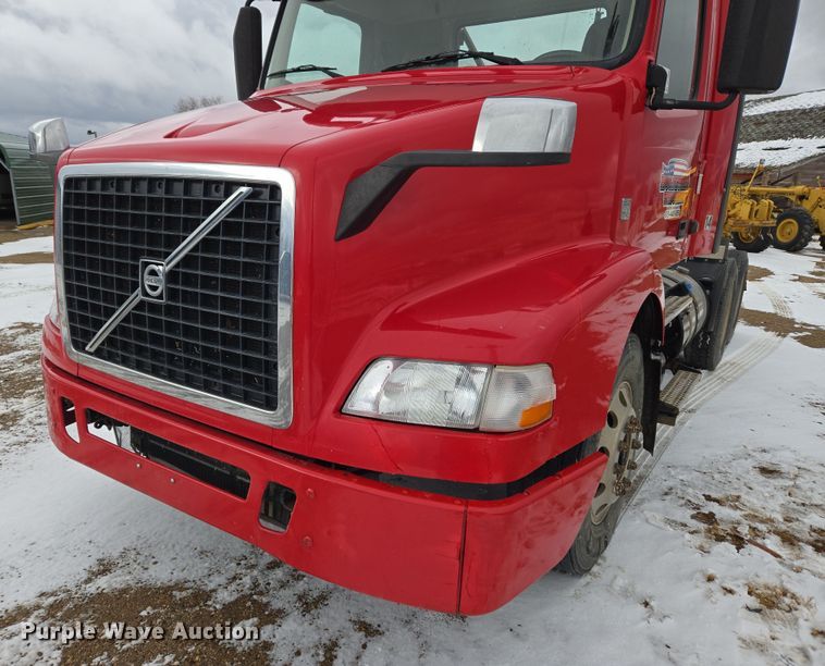 image for item DT7056 2014 Volvo VNM semi truck