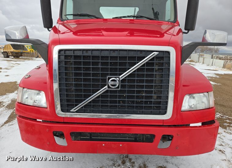 image for item DT7056 2014 Volvo VNM semi truck