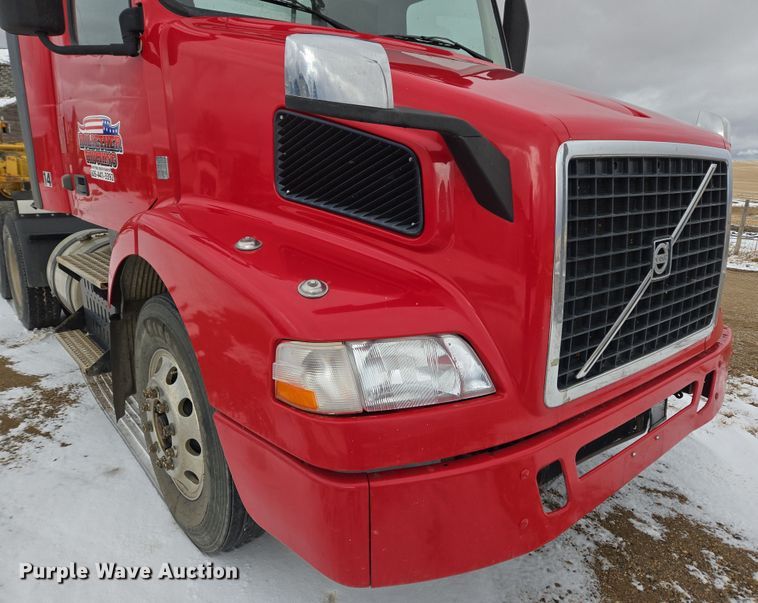 image for item DT7056 2014 Volvo VNM semi truck