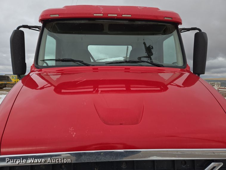 image for item DT7056 2014 Volvo VNM semi truck