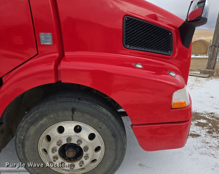 image for item DT7056 2014 Volvo VNM semi truck