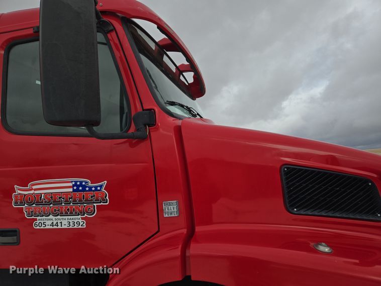 image for item DT7056 2014 Volvo VNM semi truck