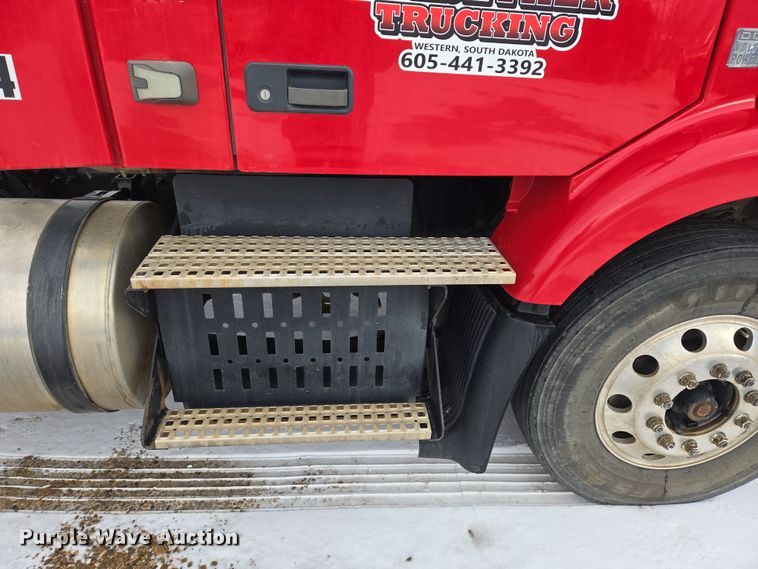 image for item DT7056 2014 Volvo VNM semi truck