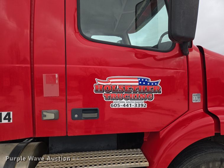 image for item DT7056 2014 Volvo VNM semi truck