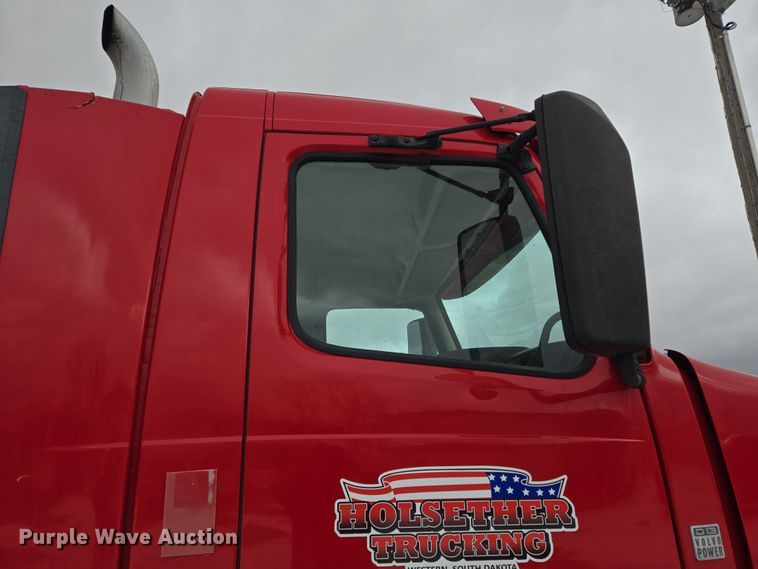 image for item DT7056 2014 Volvo VNM semi truck