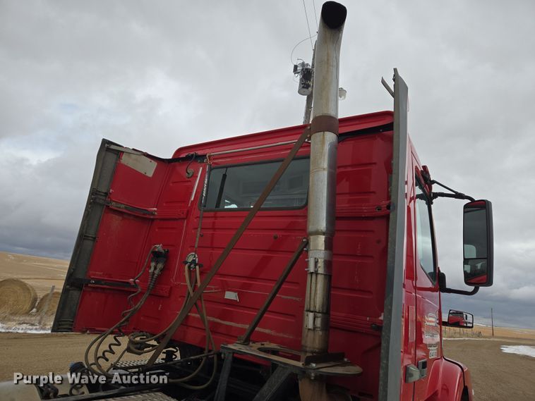 image for item DT7056 2014 Volvo VNM semi truck