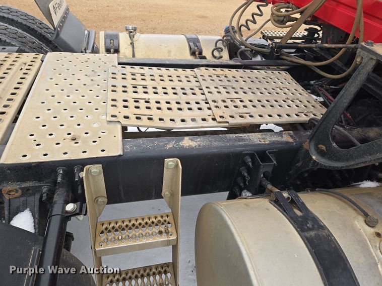 image for item DT7056 2014 Volvo VNM semi truck