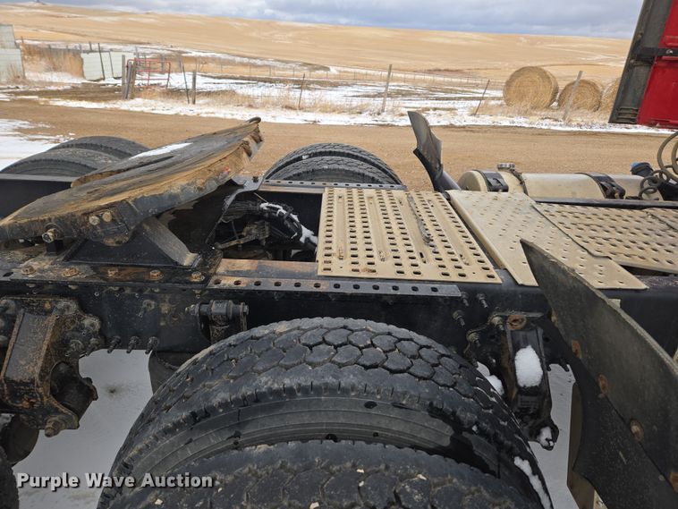 image for item DT7056 2014 Volvo VNM semi truck