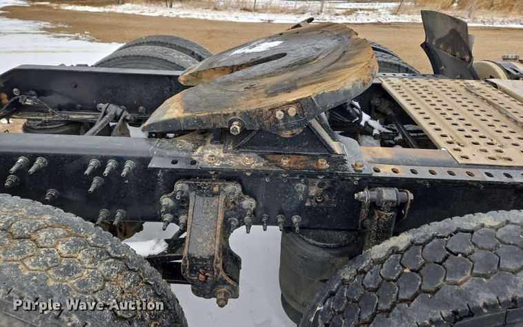 image for item DT7056 2014 Volvo VNM semi truck