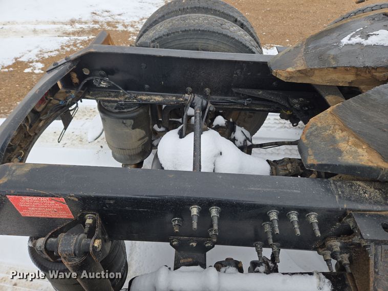 image for item DT7056 2014 Volvo VNM semi truck