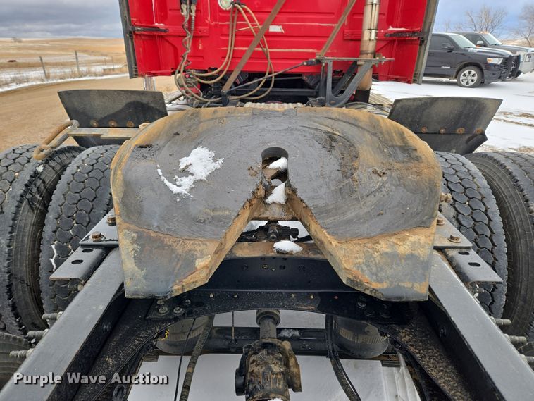 image for item DT7056 2014 Volvo VNM semi truck