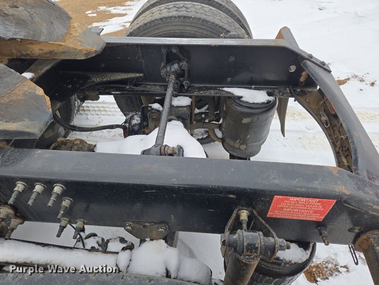 image for item DT7056 2014 Volvo VNM semi truck