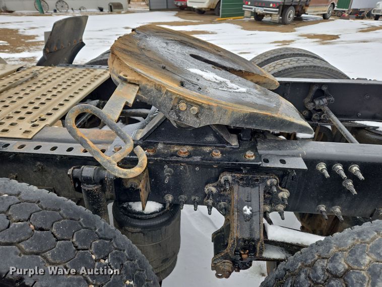 image for item DT7056 2014 Volvo VNM semi truck