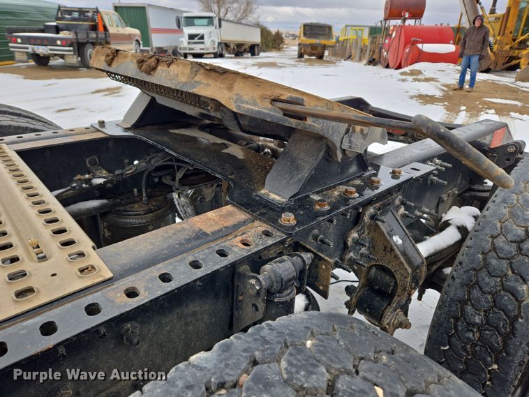 image for item DT7056 2014 Volvo VNM semi truck