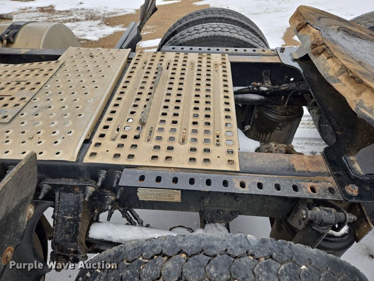 image for item DT7056 2014 Volvo VNM semi truck