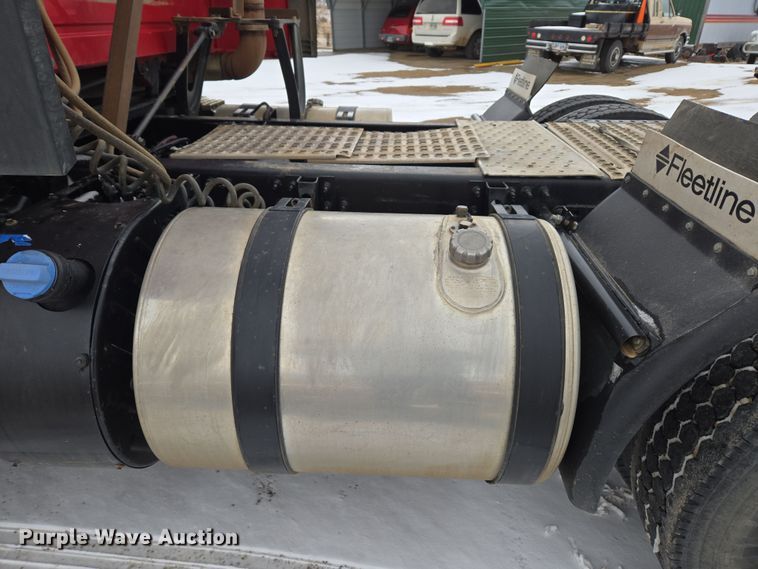 image for item DT7056 2014 Volvo VNM semi truck