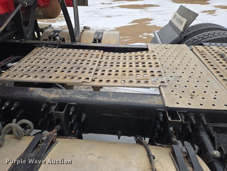 image for item DT7056 2014 Volvo VNM semi truck