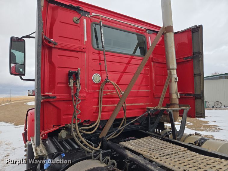 image for item DT7056 2014 Volvo VNM semi truck