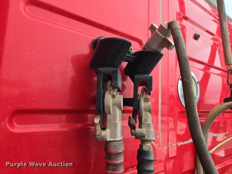 image for item DT7056 2014 Volvo VNM semi truck