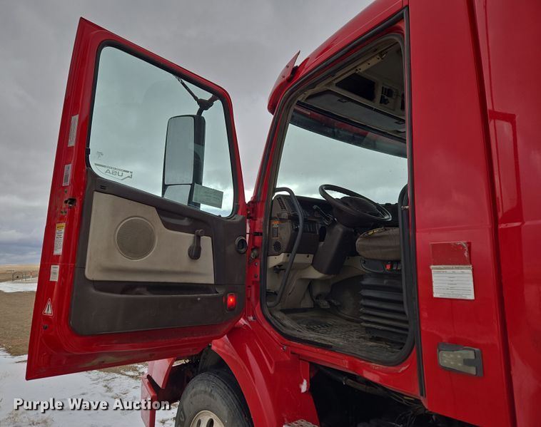 image for item DT7056 2014 Volvo VNM semi truck