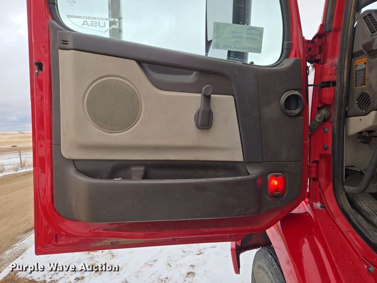 image for item DT7056 2014 Volvo VNM semi truck