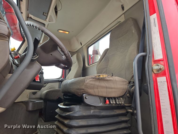 image for item DT7056 2014 Volvo VNM semi truck