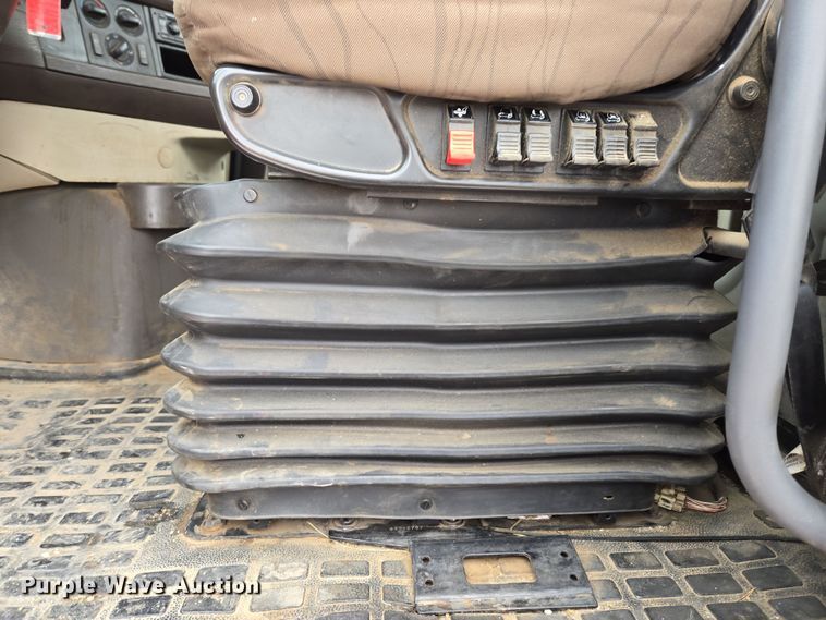 image for item DT7056 2014 Volvo VNM semi truck