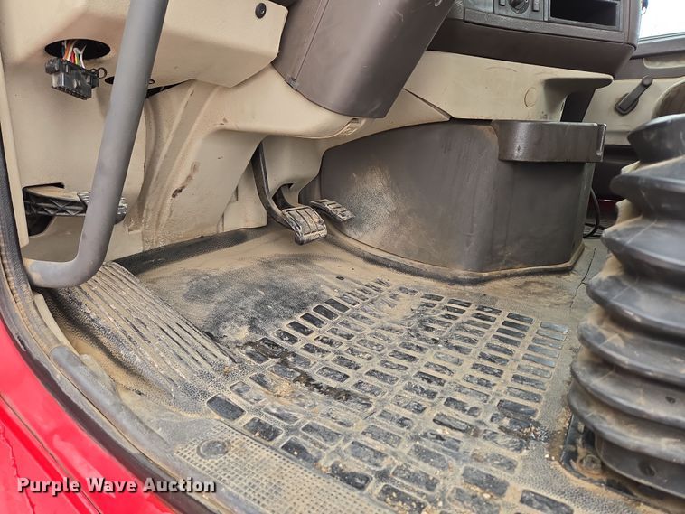 image for item DT7056 2014 Volvo VNM semi truck