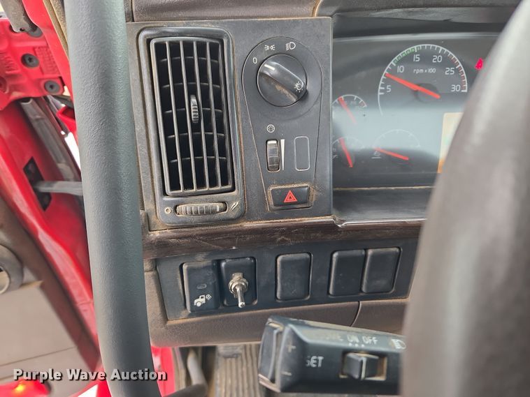 image for item DT7056 2014 Volvo VNM semi truck