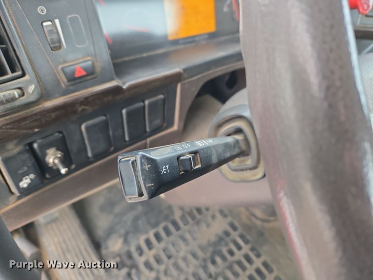 image for item DT7056 2014 Volvo VNM semi truck