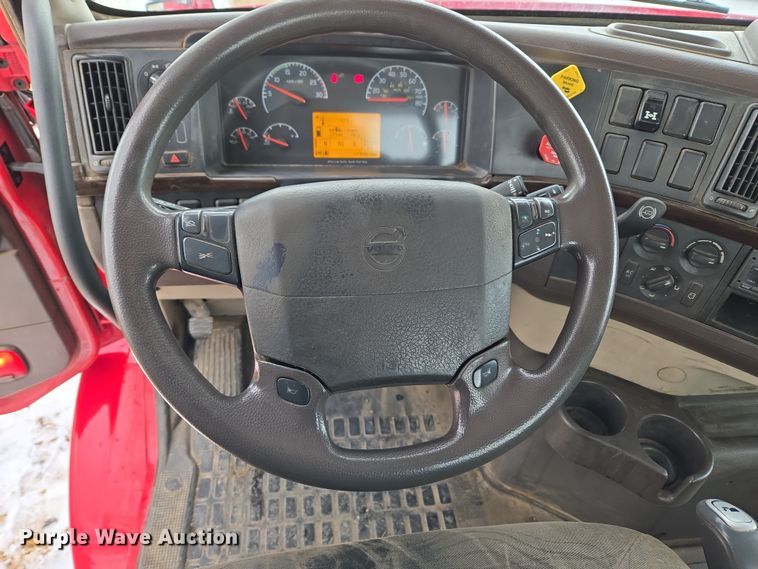 image for item DT7056 2014 Volvo VNM semi truck