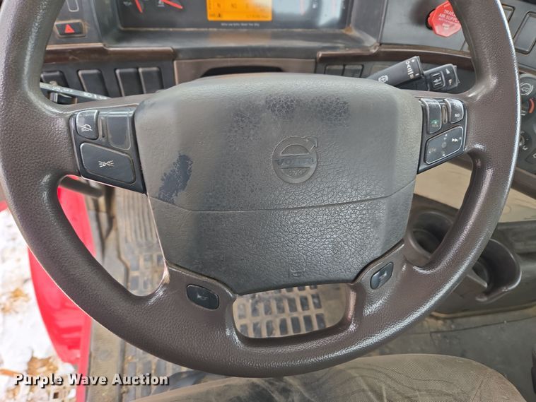 image for item DT7056 2014 Volvo VNM semi truck