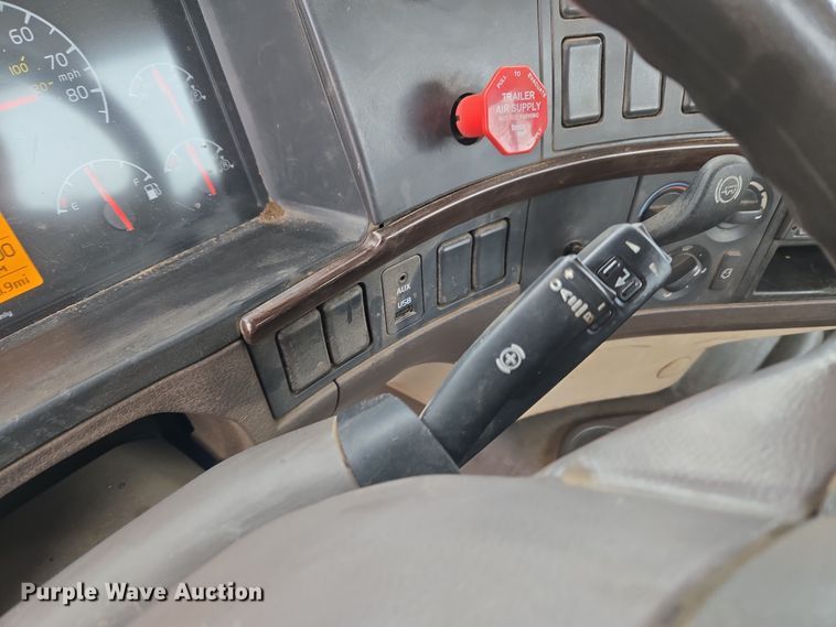 image for item DT7056 2014 Volvo VNM semi truck