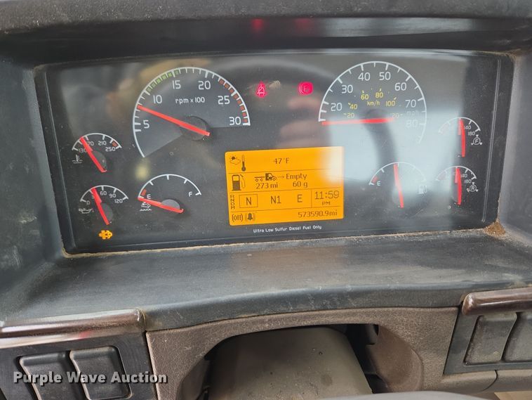 image for item DT7056 2014 Volvo VNM semi truck