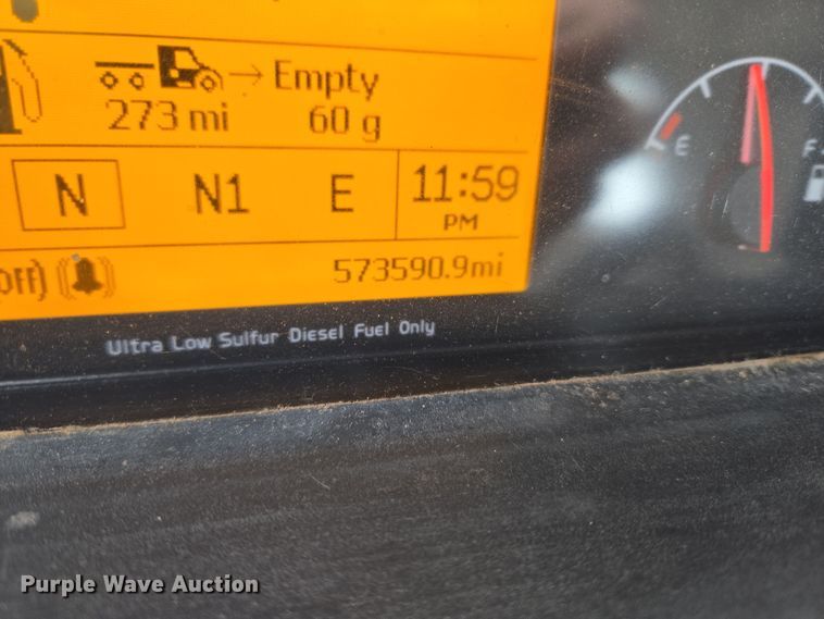 image for item DT7056 2014 Volvo VNM semi truck