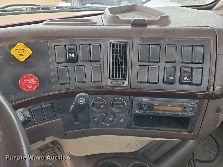 image for item DT7056 2014 Volvo VNM semi truck