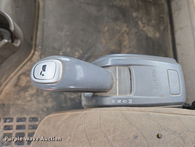 image for item DT7056 2014 Volvo VNM semi truck