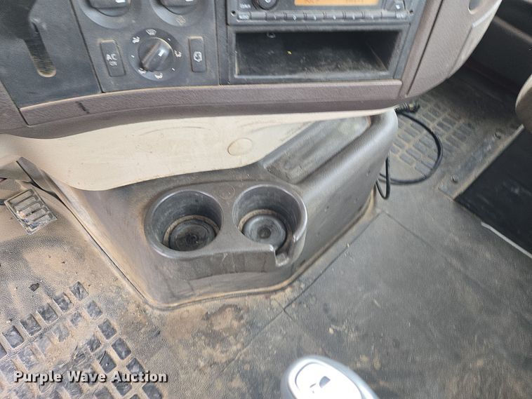 image for item DT7056 2014 Volvo VNM semi truck